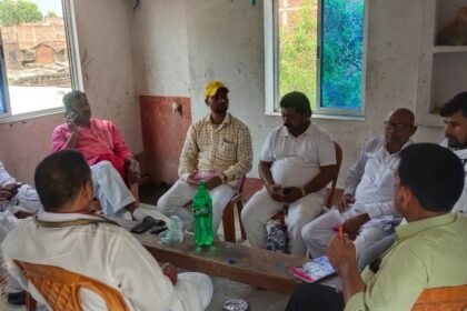 IMG 20230426 WA0040 गुरारू प्रखंड में अफसरशाही के खिलाफ प्रखंड क्षेत्र के सभी पंचायत मुखिया हुए एकजुट किया बैठक