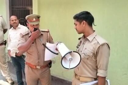 image editor output image1827638388 1682354956406 1 यूपी पुलिस ने फरार अभियुक्त के घर चिपकाया इश्तेहार, माइक से सरेंडर करने का किया अपील
