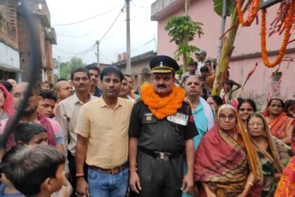 IMG 20230430 WA0031 टिकारी के रंजित कुमार के भारतीय सेना में लेफ्टिनेंट पद से सेवानिवृत होने के बाद गांव लौटने पर किया गया भव्य स्वागत