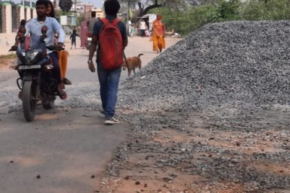 IMG 20230504 WA0040 टिकारी शहर में सड़कों पर हो रहा है गिट्टी-छरी और बालू का व्यवसाय