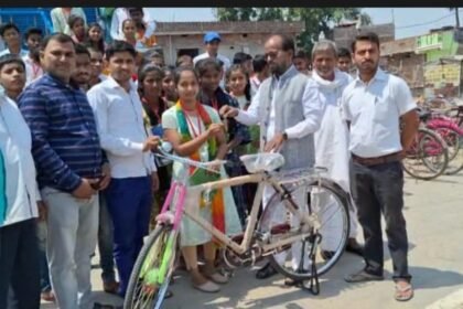 image editor output image 2117967571 1683472894139 प्रखंड टॉपर छात्रा को साइकिल देकर किया गया पुरस्कृत, मुखिया हुए शामिल