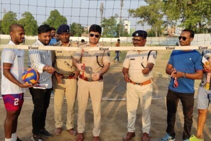 IMG 20230607 WA0059 सेमीफाइनल में पहुंची मउ एवं गुरारू थाना की टीम