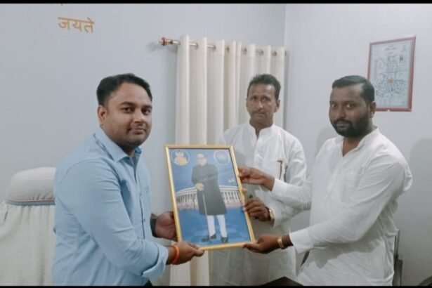 IMG 20230717 WA0039 प्रखंड कार्यालय में जिला पार्षद प्रतिनिधि ने बीडीओ को डॉ भीम राव अम्बेडकर के चित्र का किया भेंट