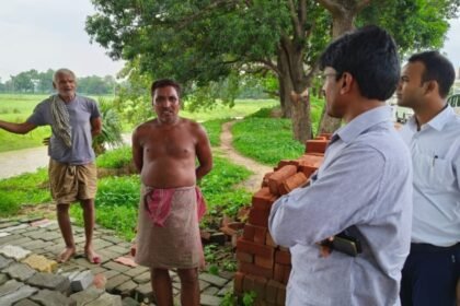 20230803 170301 किसानों से मिलकर डीएम ने महसूस की समस्या, मायापुर में ट्रांसफार्मर बदलने का दिया आदेश
