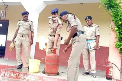 20230805 191335 अग्निशमन कर्मियों ने टीपीएस स्कूल के बच्चों को सिखाए आग पर काबू पाने के गुर