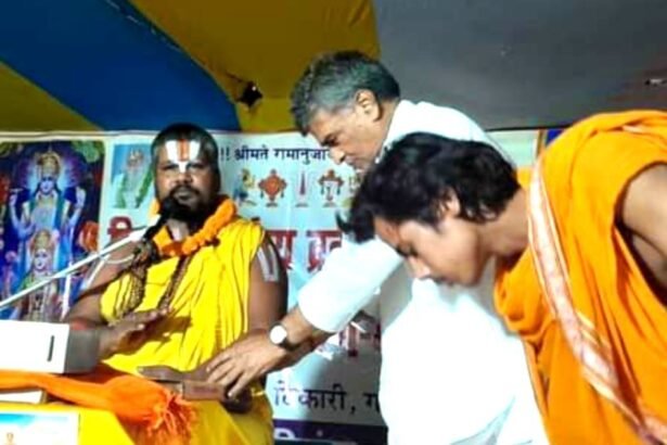 20230806 214310 रामेश्वर बाग, पंचानपुर पहुंचे पूर्व सांसद डा. अरुण कुमार, स्वामी जी से लिया आशीर्वाद