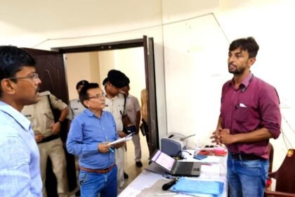 20230807 210330 डीएम अचानक पहुंच गए नगर निगम, जाति आधारित जनगणना कार्य का लिया जायजा, कार्य में तेजी लाने का दिया निर्देश