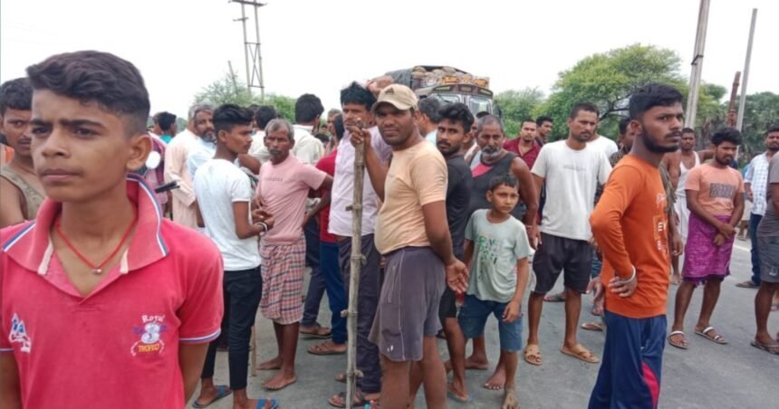 20230813 132608 मुआवजे की मांग को लेकर ग्रामीणों ने गया-गोह सड़क को किया घंटो जाम, पानी में डूबकर हुई थी एक बालक की मौत