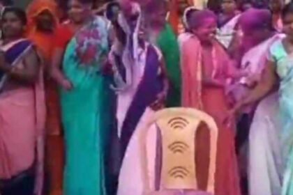 20230814 220534 आशा कार्यकर्ताओं ने 32वें दिन धरना प्रदर्शन किया समाप्त, एक दूसरे को गुलाल लगाकर और मिठाईयां खिला कर खुशी का किया इजहार