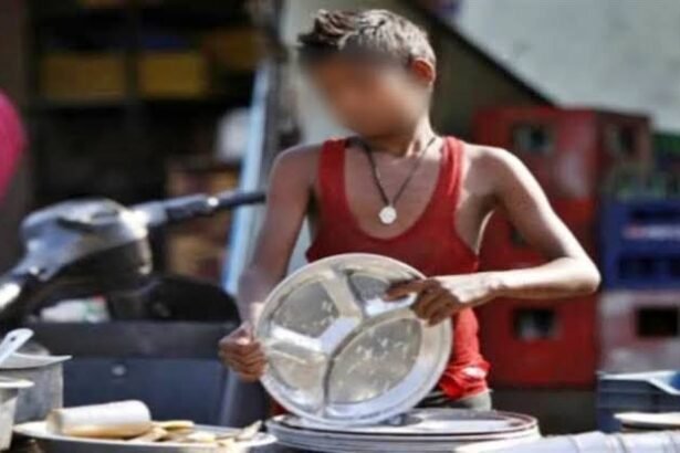 images285729 जिला धावा दल ने होटल में काम करने वाले दो बाल श्रमिक को कराया मुक्त