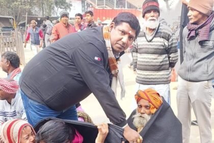 image editor output image 516411495 17052254785627653939246313451651 रेल कुली, रिक्शा चालक व जरूरतमंदों को ठंड से बचाव को दिए गए कंबल