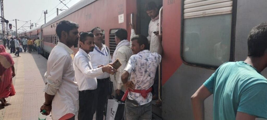 रेलवे ने बिना टिकट यात्रियों पर शिकंजा कसा, एक दिन में 14,580 बेटिकट यात्रियों से 96 लाख रुपये का जुर्माना वसूला 3 img 20240608 wa00352339439463811682345 रेलवे ने बिना टिकट यात्रियों पर शिकंजा कसा, एक दिन में 14,580 बेटिकट यात्रियों से 96 लाख रुपये का जुर्माना वसूला