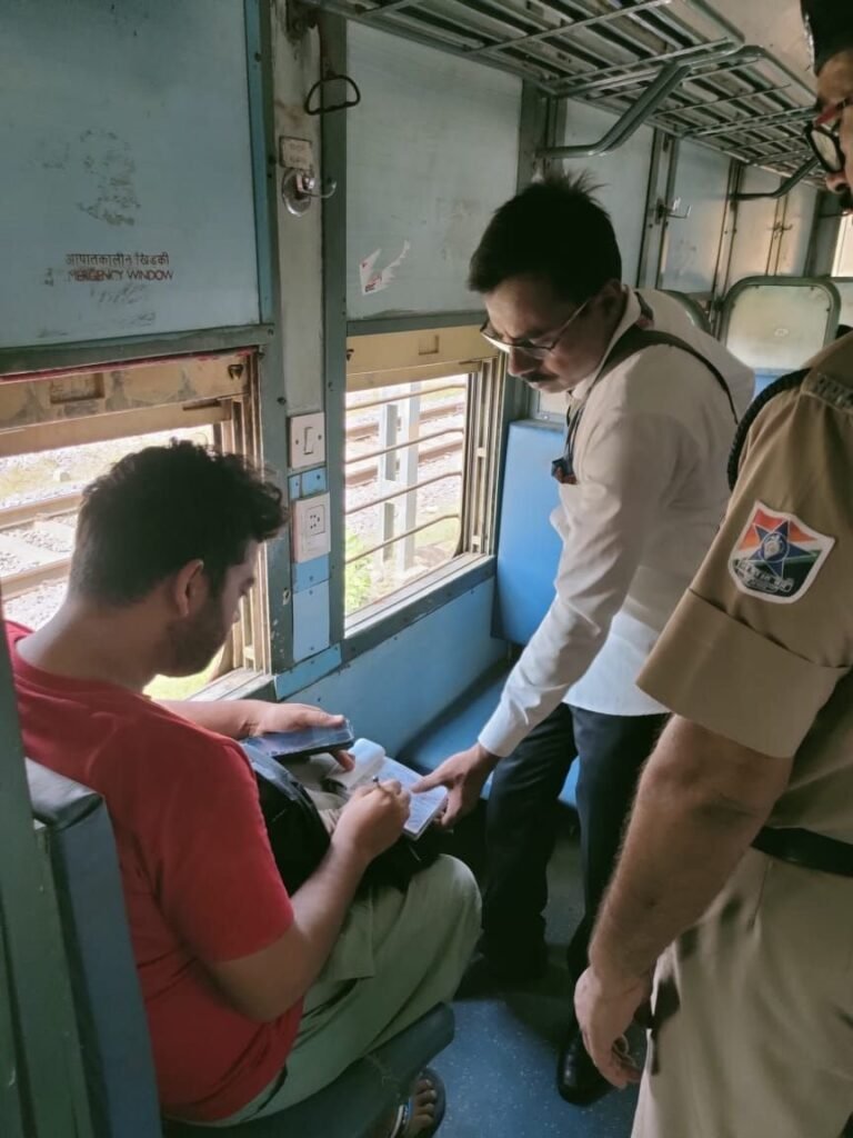 रेलवे ने बिना टिकट यात्रियों पर शिकंजा कसा, एक दिन में 14,580 बेटिकट यात्रियों से 96 लाख रुपये का जुर्माना वसूला 5 img 20240608 wa0036166092694184476757 रेलवे ने बिना टिकट यात्रियों पर शिकंजा कसा, एक दिन में 14,580 बेटिकट यात्रियों से 96 लाख रुपये का जुर्माना वसूला