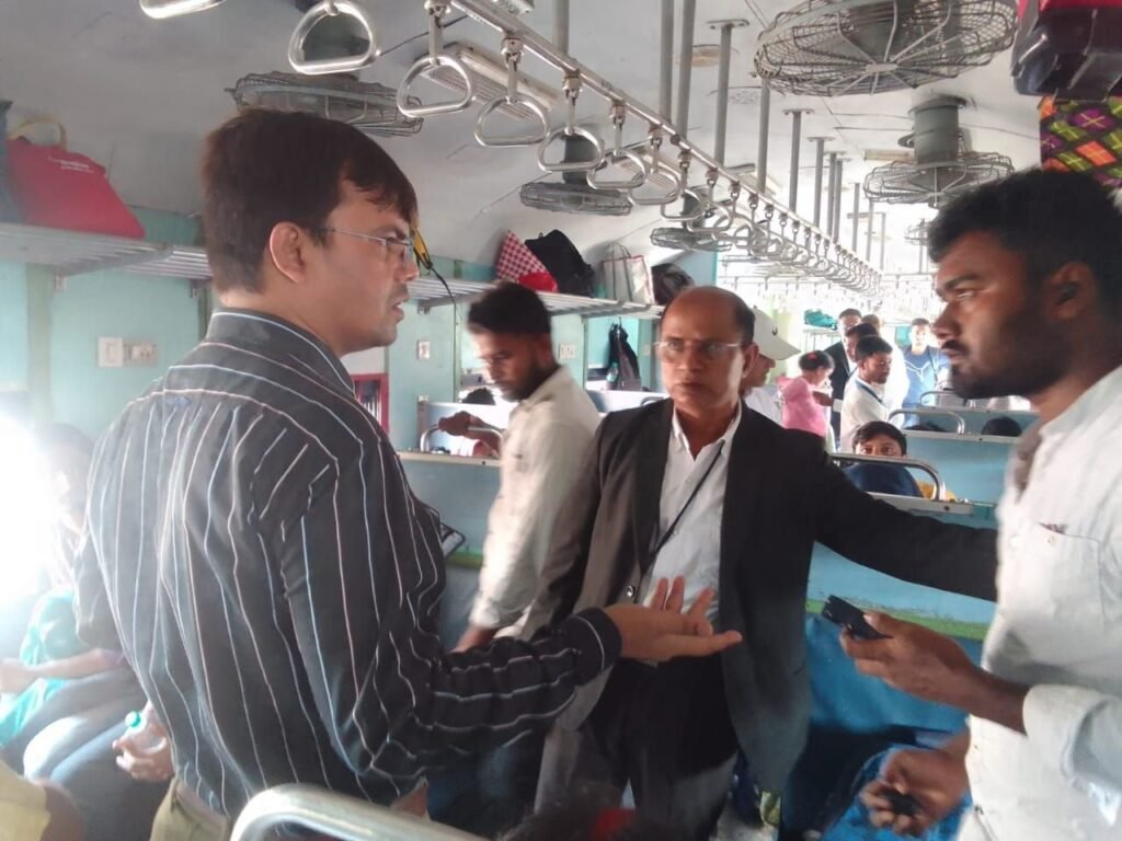 रेलवे ने बिना टिकट यात्रियों पर शिकंजा कसा, एक दिन में 14,580 बेटिकट यात्रियों से 96 लाख रुपये का जुर्माना वसूला 4 img 20240608 wa00375591638409549761982 रेलवे ने बिना टिकट यात्रियों पर शिकंजा कसा, एक दिन में 14,580 बेटिकट यात्रियों से 96 लाख रुपये का जुर्माना वसूला