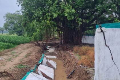 image editor output image375018356 17201955506321573943625439771821 टिकारी: मिट्टी कटाव से धराशायी हुई लाव कब्रिस्तान की चहारदीवारी