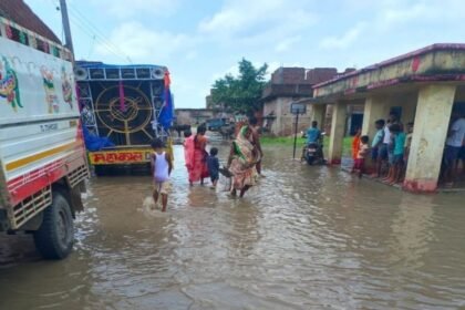 20240811 2202311150403488354599470 पानी मे तैर रहा है करहरा गांव, बीमारी फैलने की आशंका से ग्रामीणों में दहशत