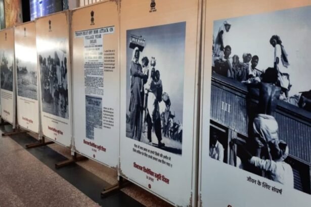 20240814 1558416535598179475971177 विभाजन की व्यथा, एकता का संदेश: डीडीयू जंक्शन पर अनूठी फोटो प्रदर्शनी