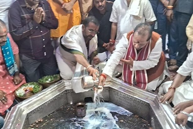 fotor 1724482241006701351111119374203 गया पहुंचे बिहार के उप मुख्यमंत्री विजय कुमार सिन्हा, श्रीविष्णुपद मंदिर में की पूजा-अर्चना