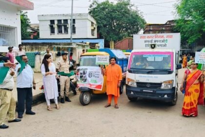 img 20240812 wa00624112573269866730970 सफाई अपनाओ, बीमारी भगाओ अभियान: नगर आयुक्त ने वाहनों को हरी झंडी दिखाकर किया रवाना