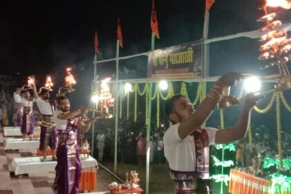 img 20240819 wa00566766129528642306209 श्रावणी पूर्णिमा: पापनाशिनी फल्गु के तट पर महाआरती में शामिल श्रद्धालुओं ने भक्तिसागर में लगाया गोता