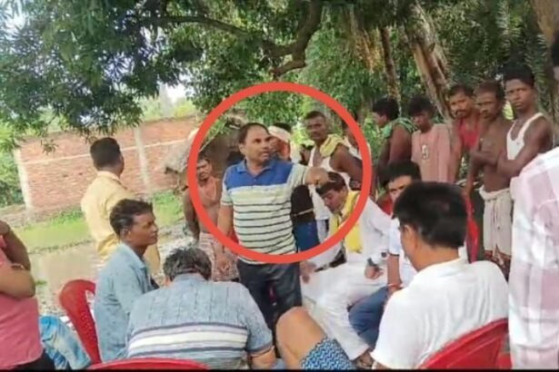 img 20240822 wa00923062716049423447474 शिक्षक की दबंगई: भूमि विवाद में पंचायती के दौरान जनप्रतिनिधियों से गाली-गलौज, समझौता कागज फाड़ा