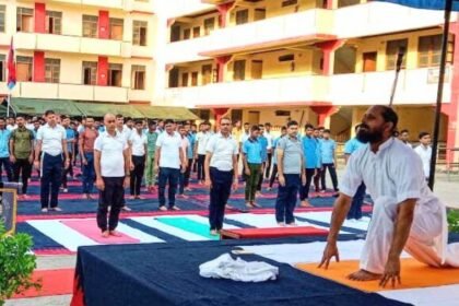 untitleddesign 20240831 085726 00004948803271116576773 एनसीसी का योग शिविर: स्वामी परमतेज ने सिखाया सांसों के जरिए आत्म-नियंत्रण का अद्भुत मंत्र