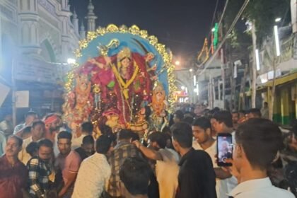 1000240345 प्राचीन परंपरा:गया की पांच प्रतिमाएं दु:खहरणी द्वार से होते हुए जामा मस्जिद से होकर शांतिपूर्ण तरीके से गुजरी, डीएम व एसएसपी देर रात तक डटे रहे