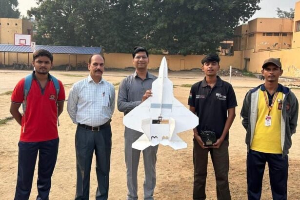 img 20241105 wa00455619317002908865067 गया के केंद्रीय विद्यालय के छात्रों ने एफ-22 विमान का मॉडल बनाकर कीर्तिमान स्थापित किया