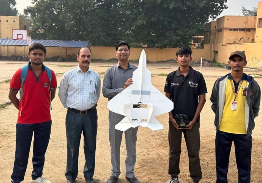 img 20241105 wa00455619317002908865067 गया के केंद्रीय विद्यालय के छात्रों ने एफ-22 विमान का मॉडल बनाकर कीर्तिमान स्थापित किया