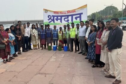 img 20241110 wa00432361993212874379018 गया पहुंचे प्रशिक्षु आईएएस के दल ने श्रमदान कर की सीतापथ की सफाई, कचरा प्रबंधन को करीब से जाना