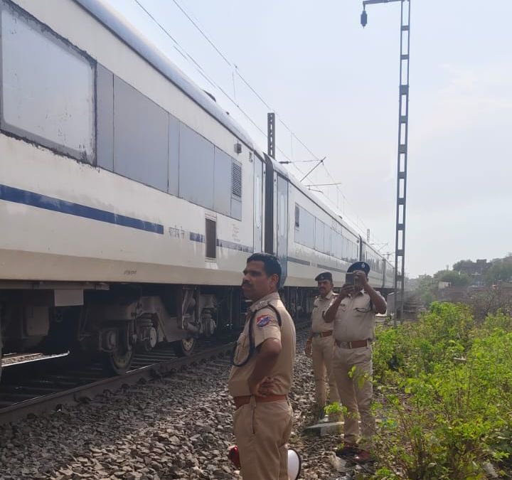 रेलवे सुरक्षा बल के पोस्ट कमांडर ने अपराध नियंत्रण के लिए मोबाइल नंबर किया सार्वजनिक, किया एरिया डोमिनेशन 3 image editor output image 1710036076 174576370467484631395768857377 रेलवे सुरक्षा बल के पोस्ट कमांडर ने अपराध नियंत्रण के लिए मोबाइल नंबर किया सार्वजनिक, किया एरिया डोमिनेशन