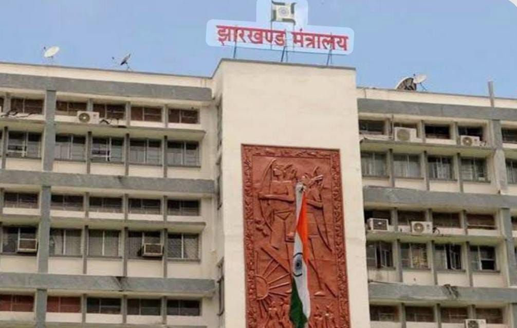 लोको कॉलोनी में 14 साल रहे अरविंद कुमार झारखंड सरकार के अवर सचिव पद से हुए सेवानिवृत्त, नौकरी मिलने की अजीब रही है इनकी कहानी 2 image editor output image 1989961763 17460187272314369335901363489903 लोको कॉलोनी में 14 साल रहे अरविंद कुमार झारखंड सरकार के अवर सचिव पद से हुए सेवानिवृत्त, नौकरी मिलने की अजीब रही है इनकी कहानी