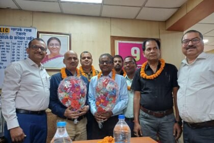 img 20250402 wa00323515398642408663771 कम संसाधन में लक्ष्य पाना टिकारी शाखा की बड़ी उपलब्धि सफल अभिकर्ता हुए सम्मानित