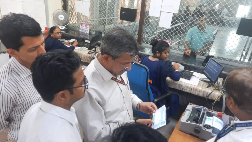 गया जंक्शन पर यात्री सुविधाओं का जायजा लेने कभी भी नए डीआरएम आ सकते हैं गया, पदभार संभालने के बाद डीडीयू जंक्शन पर किया निरीक्षण 2 img 20250419 wa02144401266559016174850 गया जंक्शन पर यात्री सुविधाओं का जायजा लेने कभी भी नए डीआरएम आ सकते हैं गया, पदभार संभालने के बाद डीडीयू जंक्शन पर किया निरीक्षण