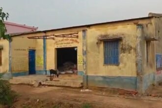 20250517 2355566385001048911585395 फतेहपुर में तूफान और बारिश ने मचाई तबाही, सलैया कलां पैक्स गोदाम की छत उड़ी, अनाज भीगा