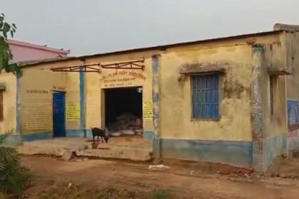 20250517 2355566385001048911585395 फतेहपुर में तूफान और बारिश ने मचाई तबाही, सलैया कलां पैक्स गोदाम की छत उड़ी, अनाज भीगा