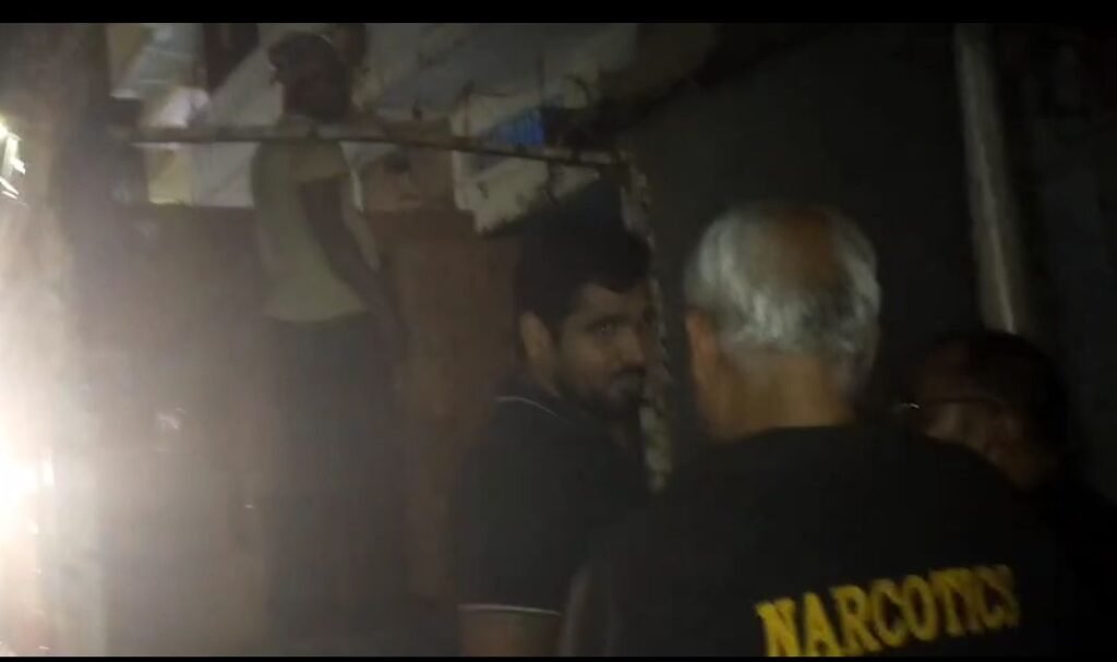 ब्रेकिंग न्यूज़: गया शहर के दो स्थानों पर सेंट्रल ब्यूरो ऑफ नारोकोटिक्स विभाग की चल रही है छापेमारी, मध्य प्रदेश से आई टीम की बड़ी कार्रवाई, लाखों की दवाइयां जब्त 1 image editor output image 1112518835 17477517603765277725190099169127 ब्रेकिंग न्यूज़: गया शहर के दो स्थानों पर सेंट्रल ब्यूरो ऑफ नारोकोटिक्स विभाग की चल रही है छापेमारी, मध्य प्रदेश से आई टीम की बड़ी कार्रवाई, लाखों की दवाइयां जब्त