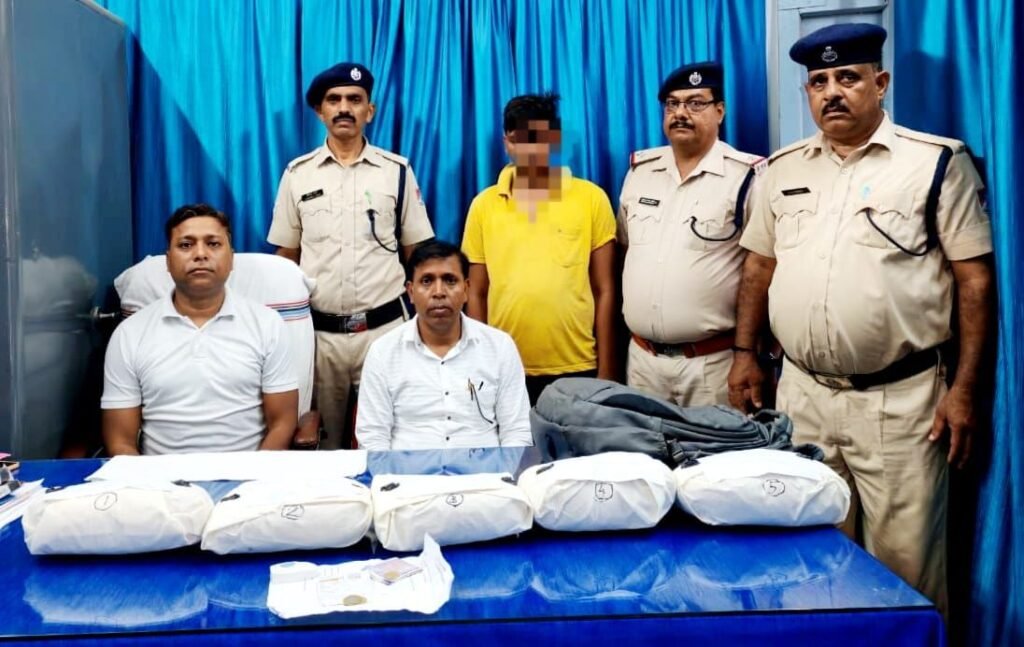 अपडेट:कोडरमा स्टेशन से गांजा के साथ गया का संतोष गिरफ्तार, लेकर आने वाला था गया, आरपीएफ ने की कार्रवाई 1 image editor output image 113359117 17480589683595868785145095322327 अपडेट:कोडरमा स्टेशन से गांजा के साथ गया का संतोष गिरफ्तार, लेकर आने वाला था गया, आरपीएफ ने की कार्रवाई