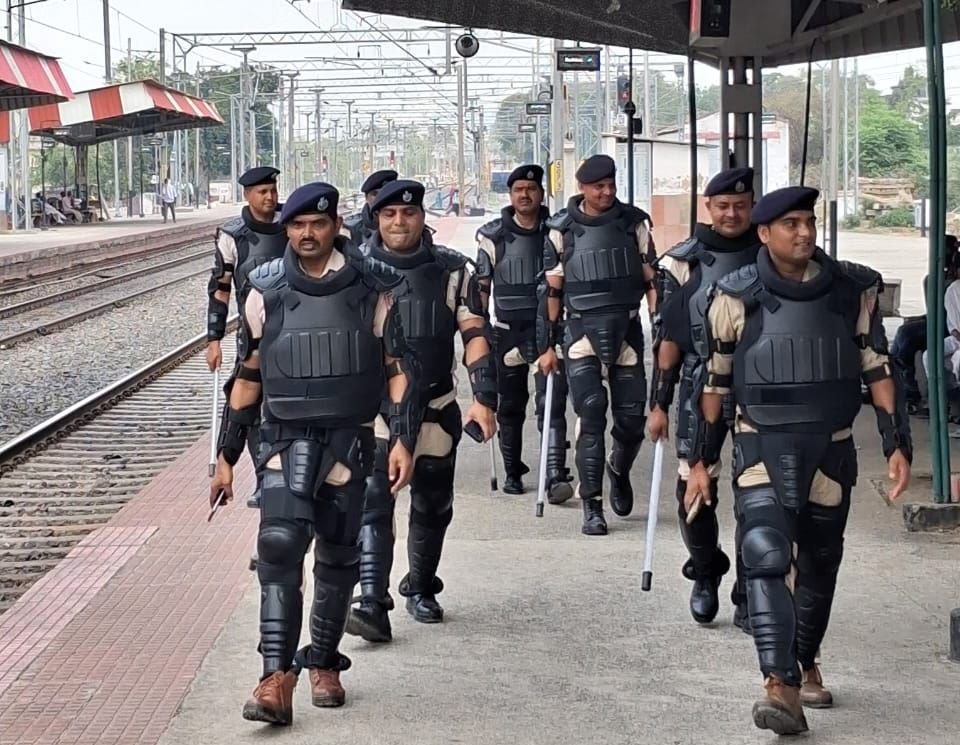 आरपीएफ ने फ्लैग मार्च कर रेलवे लाईन के किनारे रहनेवाले को दी चेतावनी, यात्रियों को किया गया जागरूक 3 image editor output image 1624171082 17466249547671027614668277094036 आरपीएफ ने फ्लैग मार्च कर रेलवे लाईन के किनारे रहनेवाले को दी चेतावनी, यात्रियों को किया गया जागरूक