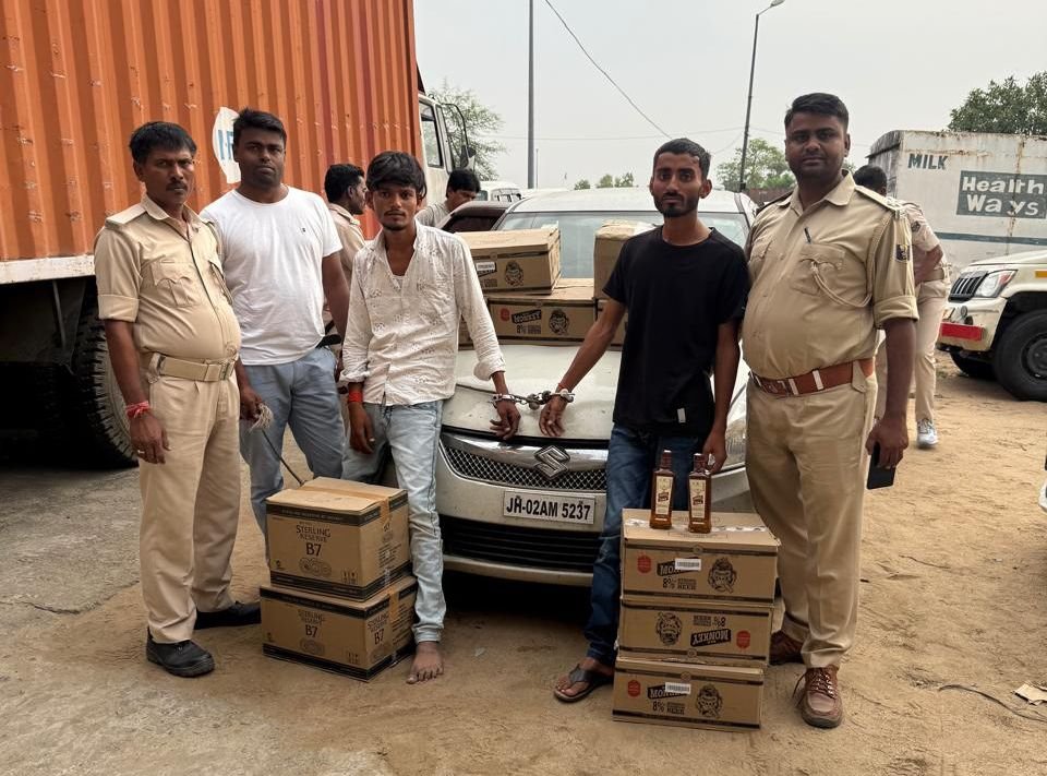 गया जिले में शराब माफियाओं का नेटवर्क सक्रिय, कार व टेम्पो से लाई गई विदेशी शराब की बड़ी खेप पकड़ी गई, चार तस्कर गिरफ्तार 1 image editor output image 171186948 17469690054475410744012141662454 गया जिले में शराब माफियाओं का नेटवर्क सक्रिय, कार व टेम्पो से लाई गई विदेशी शराब की बड़ी खेप पकड़ी गई, चार तस्कर गिरफ्तार