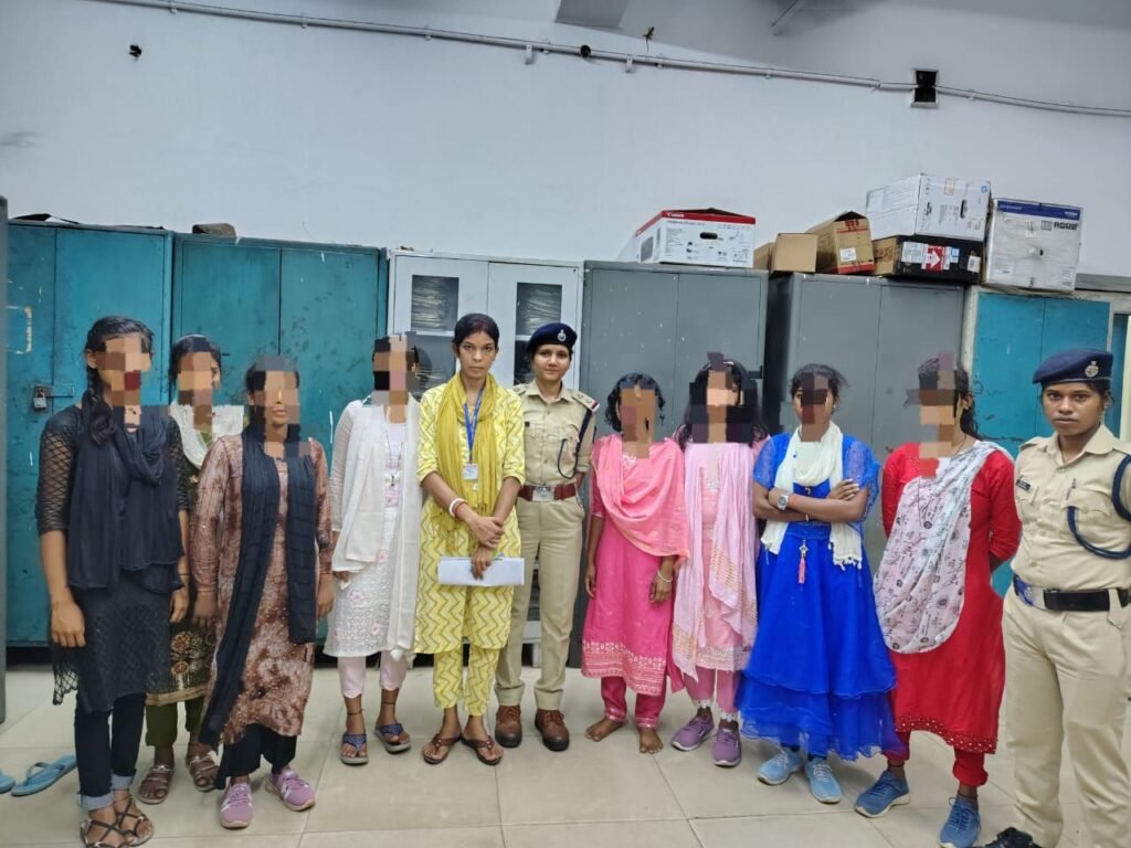 image editor output image 222693903 17468965325015372624055878163305 कम उम्र की आठ लड़कियों के आधार कार्ड में फर्जीवाड़ा कर बालिग बनाकर ले जाया जा रहा था तमिलनाडु, आरपीएफ ने धनबाद जंक्शन पर रोका