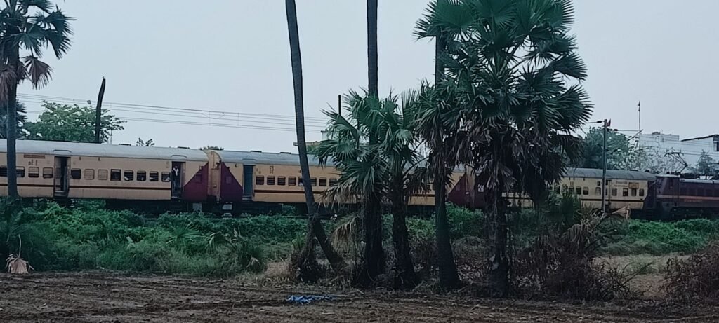 ट्रेन में चलने वाले अवैध वेंडरों ने रोक दी ट्रेन, करीब 10 मिनट रुकी हटिया-पटना-सहरसा कोसी सुपरफास्ट एक्सप्रेस 2 image editor output image 749953748 17471254597359038757042759386979 ट्रेन में चलने वाले अवैध वेंडरों ने रोक दी ट्रेन, करीब 10 मिनट रुकी हटिया-पटना-सहरसा कोसी सुपरफास्ट एक्सप्रेस