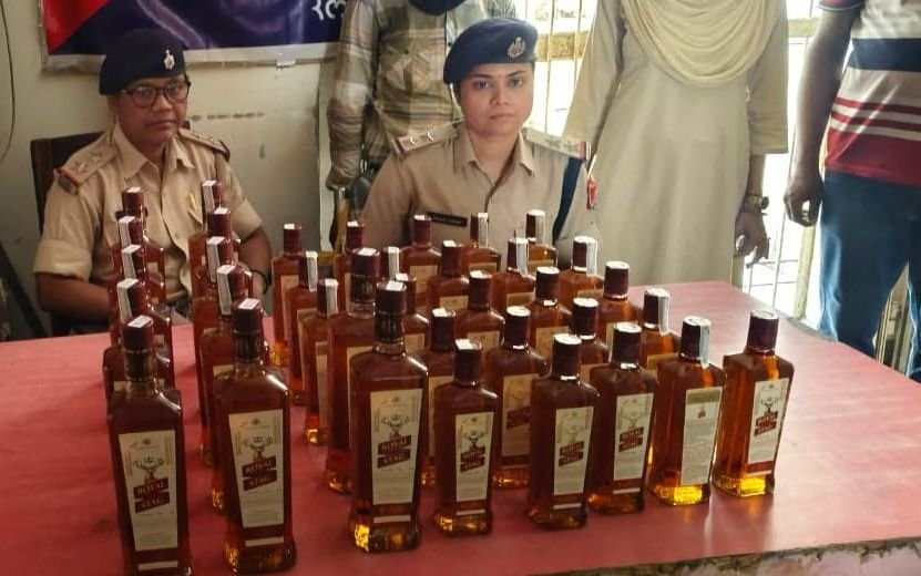 ऑपरेशन सतर्क: आरपीएफ गया की बड़ी कार्रवाई, अंग्रेजी शराब के साथ तस्कर गिरफ्तार 1 image editor output image 80112361 17481036097696951168520211308186 ऑपरेशन सतर्क: आरपीएफ गया की बड़ी कार्रवाई, अंग्रेजी शराब के साथ तस्कर गिरफ्तार