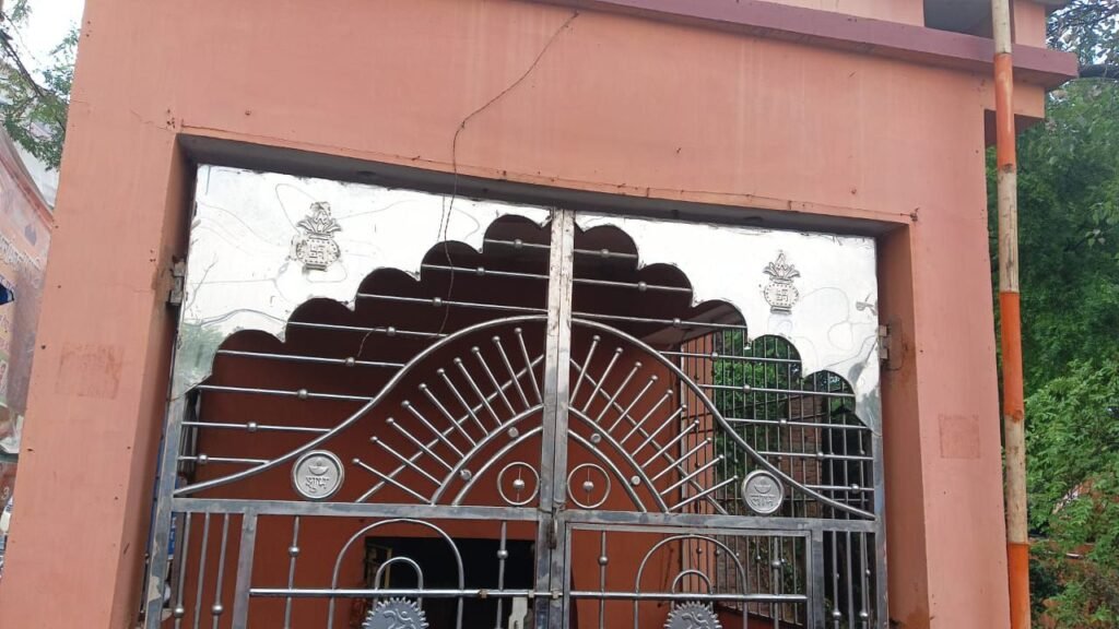 गयाजी में मेघ गर्जन के साथ हुई बारिश में मंदिर का फर्श गया टूट, शिवलिंग भी टूटकर तालाब में गिरा, लोगों की उमड़ी भीड़ 2 image editor output image176206035 17482520768081268016621775230690 गयाजी में मेघ गर्जन के साथ हुई बारिश में मंदिर का फर्श गया टूट, शिवलिंग भी टूटकर तालाब में गिरा, लोगों की उमड़ी भीड़