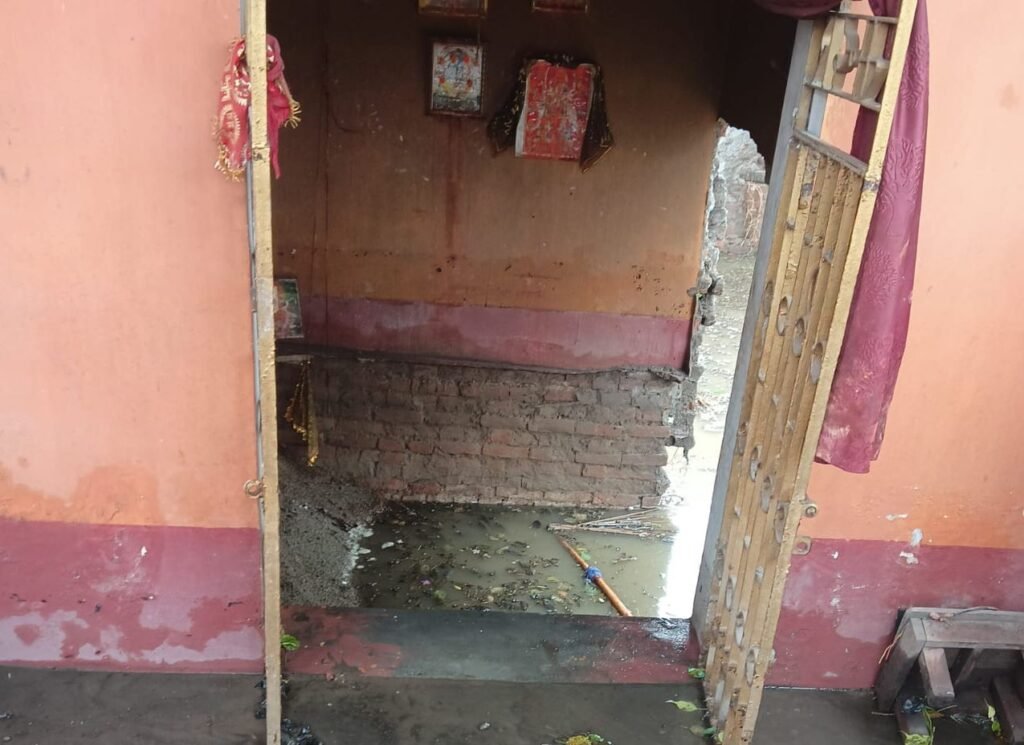 गयाजी में मेघ गर्जन के साथ हुई बारिश में मंदिर का फर्श गया टूट, शिवलिंग भी टूटकर तालाब में गिरा, लोगों की उमड़ी भीड़ 1 image editor output image177129556 17482520448348445286089330094936 गयाजी में मेघ गर्जन के साथ हुई बारिश में मंदिर का फर्श गया टूट, शिवलिंग भी टूटकर तालाब में गिरा, लोगों की उमड़ी भीड़