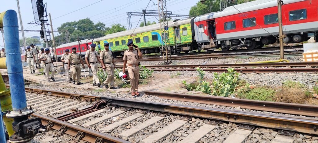 आरपीएफ ने फ्लैग मार्च कर रेलवे लाईन के किनारे रहनेवाले को दी चेतावनी, यात्रियों को किया गया जागरूक 2 image editor output image1898732658 17466242297713347519819841033109 आरपीएफ ने फ्लैग मार्च कर रेलवे लाईन के किनारे रहनेवाले को दी चेतावनी, यात्रियों को किया गया जागरूक