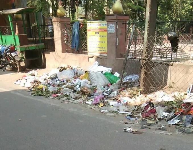 शहर में फिर दिखा कचरे का अंबार, सुध नहीं ले रही निगम सरकार,खबर का असर,एजेंसी से मांगा गया स्पष्टीकरण 5 image editor output image2034069803 17467949224337547987964723759793 शहर में फिर दिखा कचरे का अंबार, सुध नहीं ले रही निगम सरकार,खबर का असर,एजेंसी से मांगा गया स्पष्टीकरण