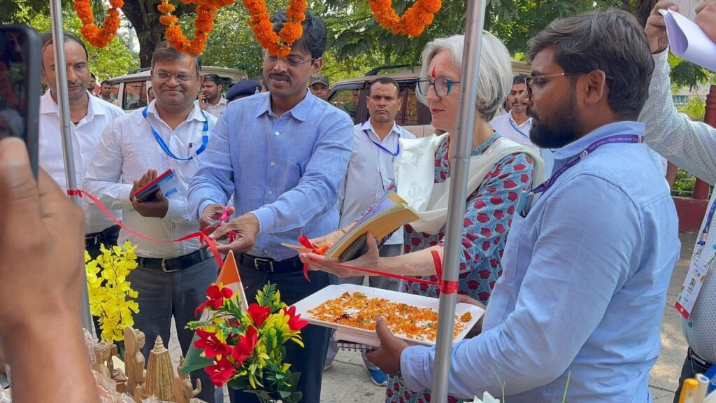 image editor output image2042381492 17468021759067935603852080996499 भिक्षावृत्ति निवारण योजना के तहत हस्तशिल्प उत्पादों के स्टॉल का डीएम ने किया उद्घाटन