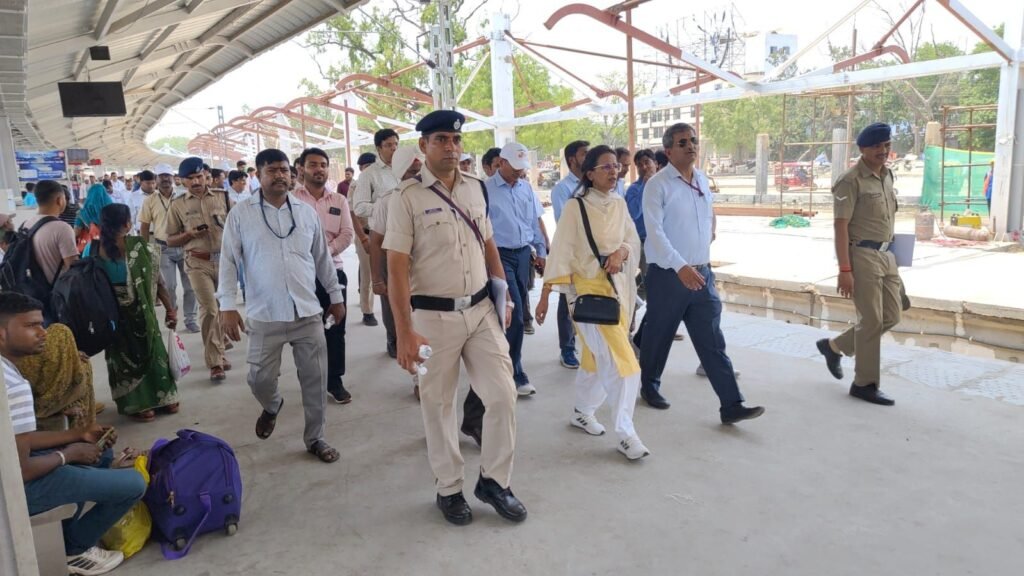 गया जंक्शन के पुनर्विकास कार्यों का का पीसीसीएम एवं पीसीएओ ने किया निरीक्षण, इष्टतम यात्री सुविधाएं बनाए रखने के लिए दिए आवश्यक निर्देश 3 image editor output image2069163601 17468084749305348065121147669866 गया जंक्शन के पुनर्विकास कार्यों का का पीसीसीएम एवं पीसीएओ ने किया निरीक्षण, इष्टतम यात्री सुविधाएं बनाए रखने के लिए दिए आवश्यक निर्देश