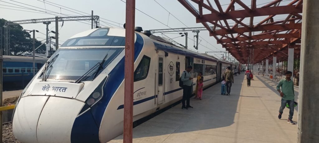 वन्दे भारत एक्स. के पैंट्री कार में पाई गई अनियमितता व साथ ही बेटिकट सफर की खुली पोल 1 image editor output image425321385 1746445288963951552399974451247 वन्दे भारत एक्स. के पैंट्री कार में पाई गई अनियमितता व साथ ही बेटिकट सफर की खुली पोल